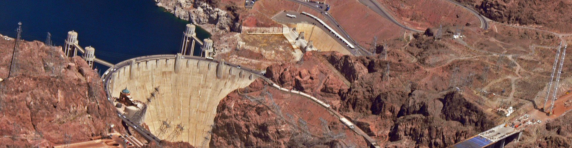 Der Hoover Dam staut den Colorado River zumLake Mead